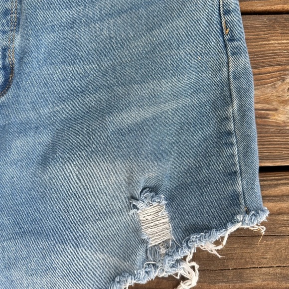 Wild Fable women’s high rise distressed jean shorts size 6 - Picture 2 of 9